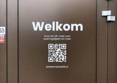 Bruine toegangsdeur met witte contourgesneden stickerfolie
